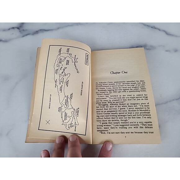 Vitek, Donna - Garden of the Moongate - Silhouette Publishers - #139- Paperback - Picture 5 of 10